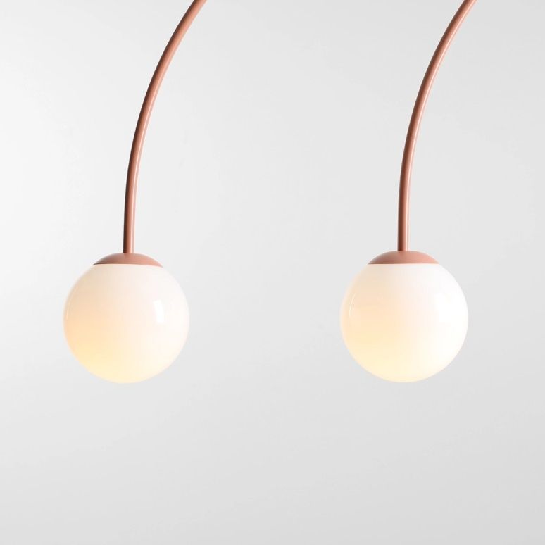 Koralowa wisząca lampa Una 4 S z dwoma łukami i czterema kloszami