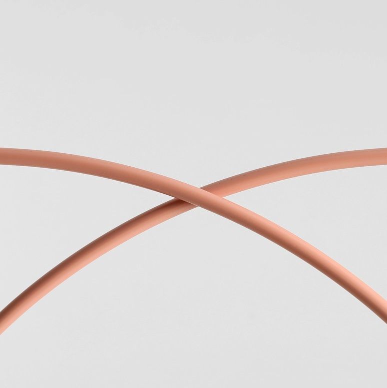 Koralowa wisząca lampa Una 4 S z dwoma łukami i czterema kloszami