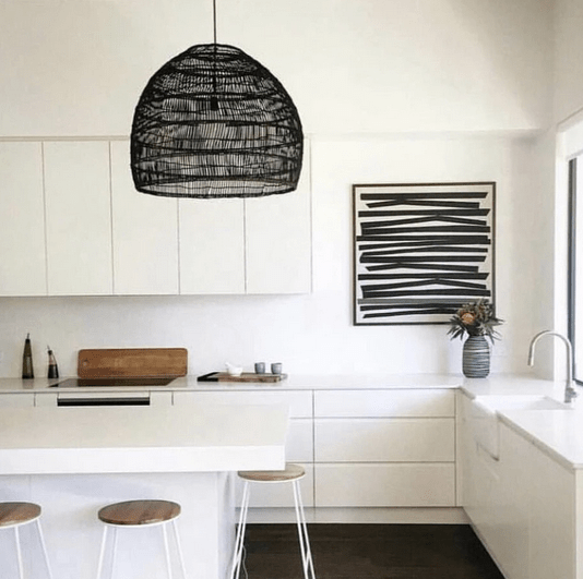 Czarna rattanowa lampa wisząca Cezar L w stylu boho od Monnarita