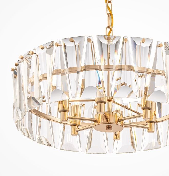 Lśniący, złoty żyrandol Puntes z kryształowymi detalami w eleganckim stylu glamour