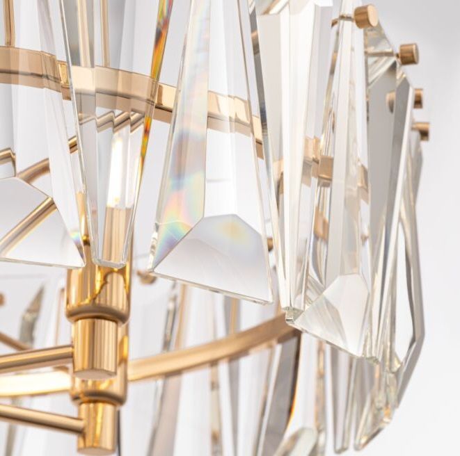 Lśniący, złoty żyrandol Puntes z kryształowymi detalami w eleganckim stylu glamour