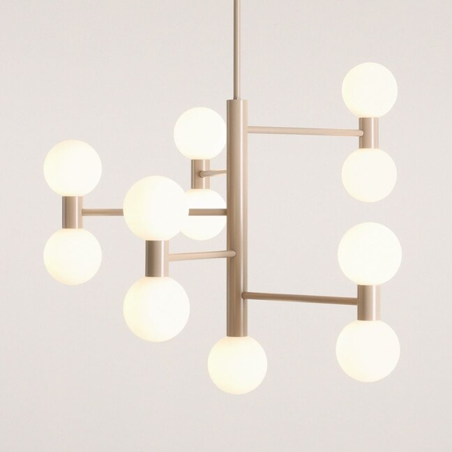 Duża, beżowa, metalowa lampa wisząca z wieloma (11szt.) szklanymi kulami.
