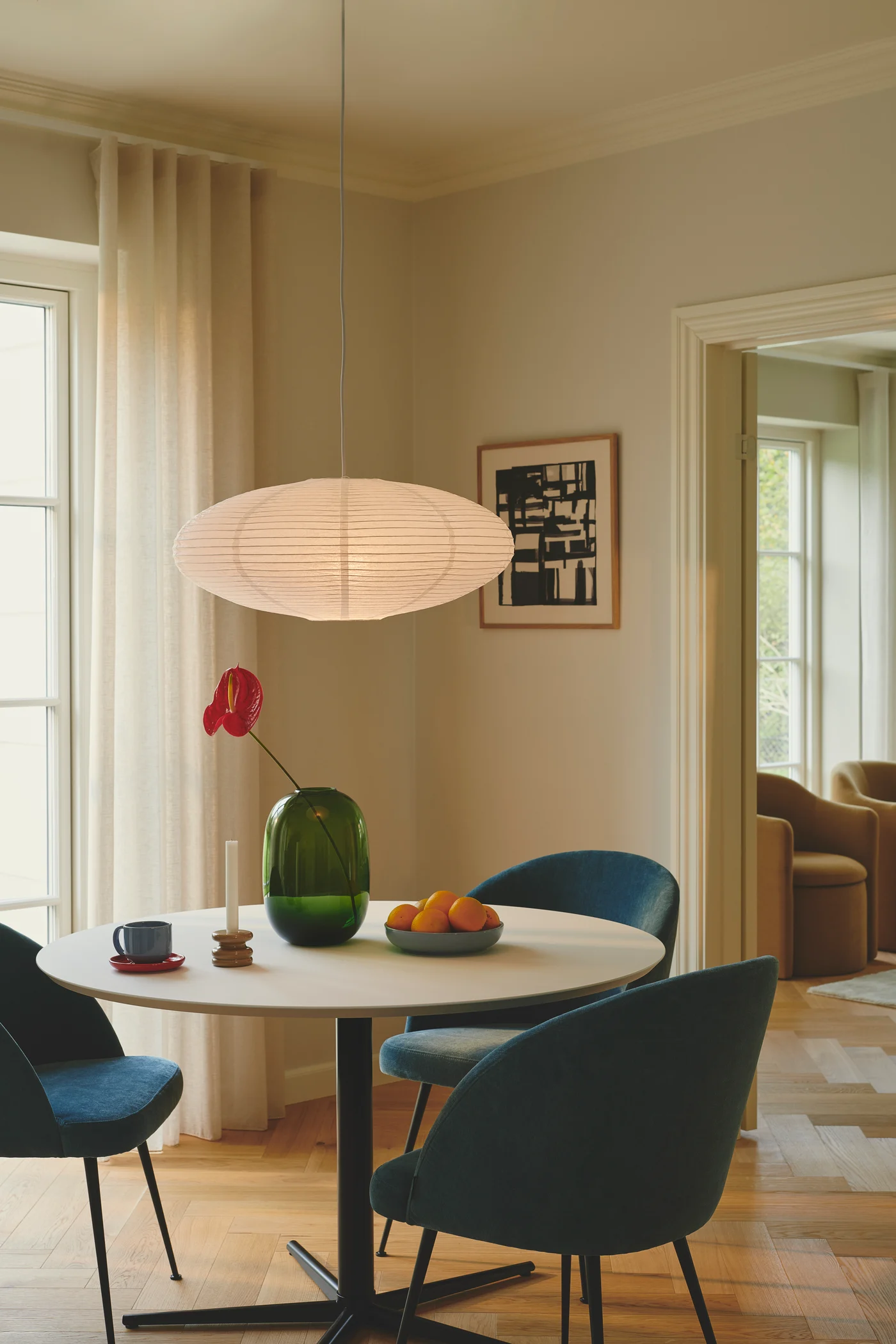 Białe zawieszenie do lampy