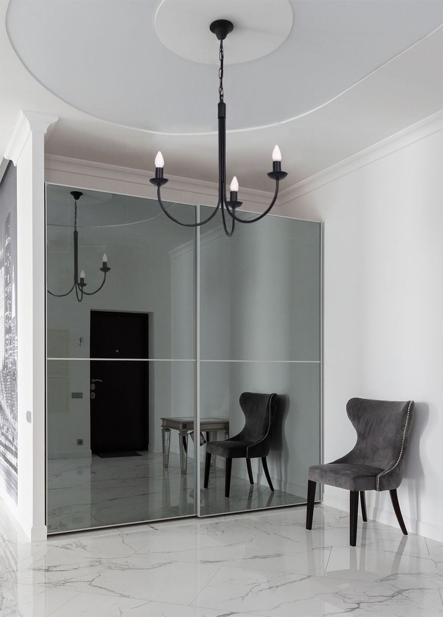 Czarny, klasyczny żyrandol Haris na trzy żarówki w niewielkim rozmiarze