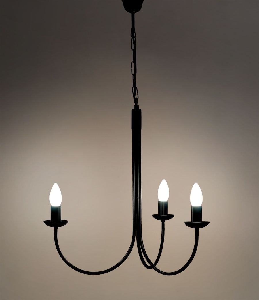 Czarny, klasyczny żyrandol Haris na trzy żarówki w niewielkim rozmiarze