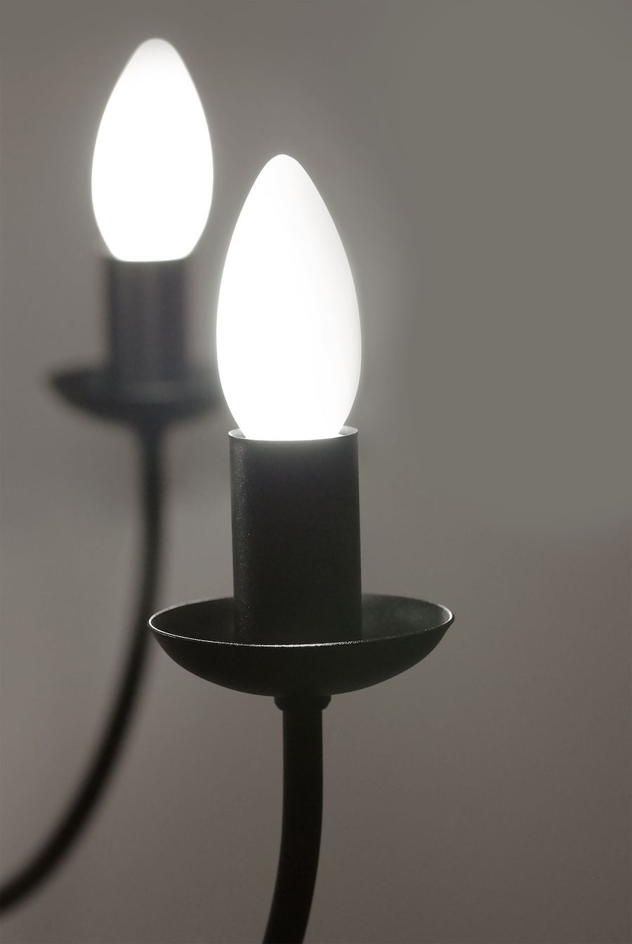 Czarny, klasyczny żyrandol Haris na trzy żarówki w niewielkim rozmiarze