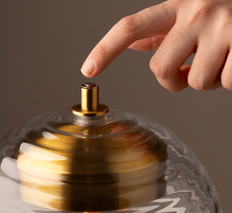 Elegancka nocna lampka Mystic LED z podstawą z czarnego marmuru