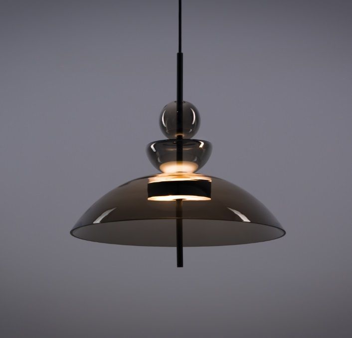 Elegancka wisząca lampa LED Bangkok z dymionym szklanym kloszem o średnicy 40 cm