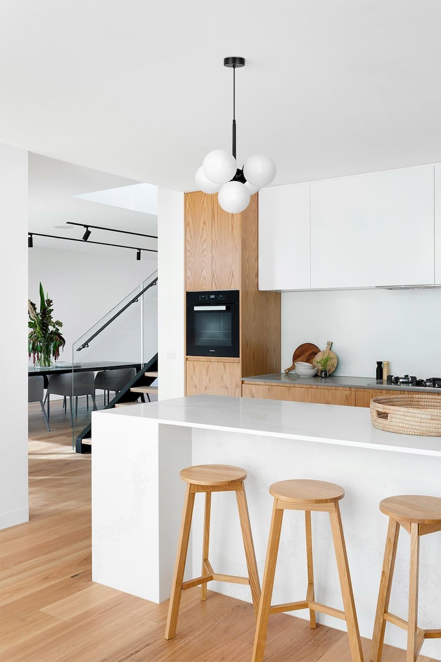 Nowoczesny wiszący żyrandol Inez w czarnym kolorze z mlecznymi kloszami