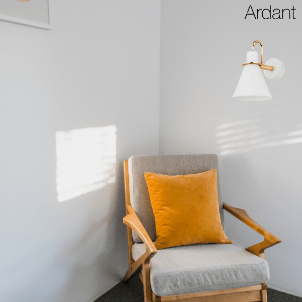 Outletowy biały kinkiet Beverly w stylu retro