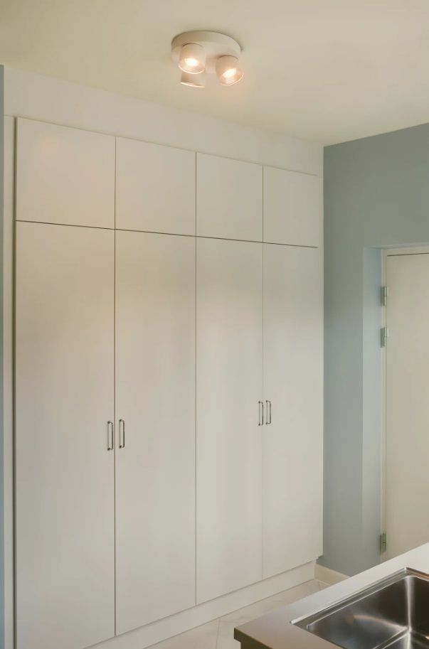 Owalna lampa sufitowa Pitcher 3 wyposażona w ruchome reflektory