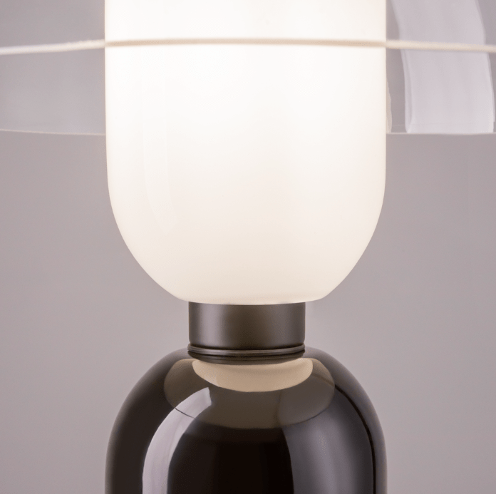 Szklana lampa stołowa Memory w kolorze czarnym o kształcie grzybka