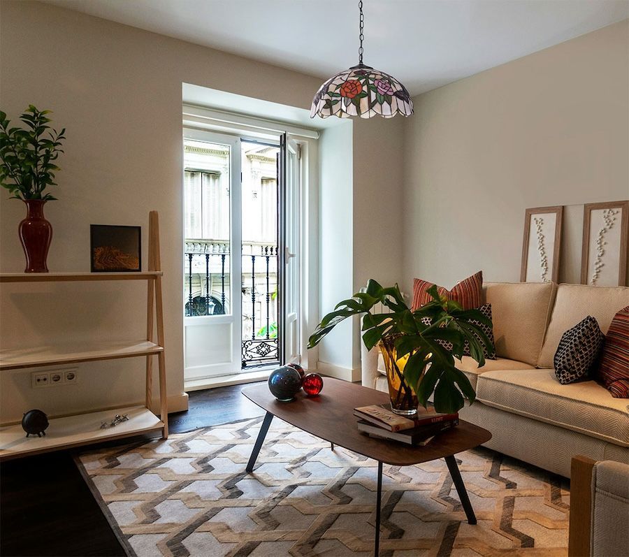 Wiszący żyrandol witrażowy Rose z motywem różyczek