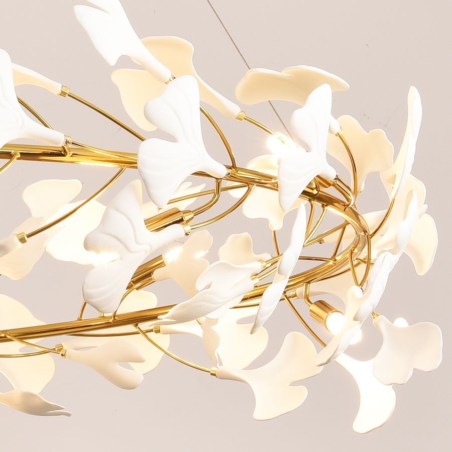 Złota wisząca lampa Botanika 80 z białymi ceramicznymi listkami