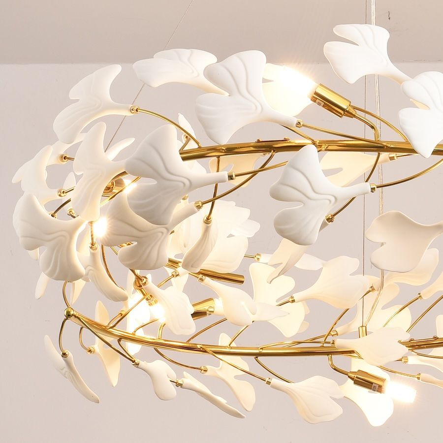 Złota wisząca lampa Botanika 80 z białymi ceramicznymi listkami