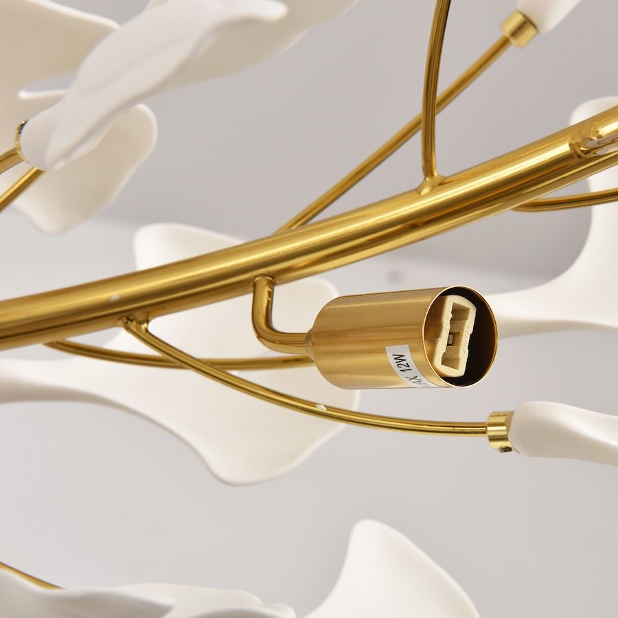 Złoty żyrandol Botanika Wave 135 z białymi ceramicznymi listkami