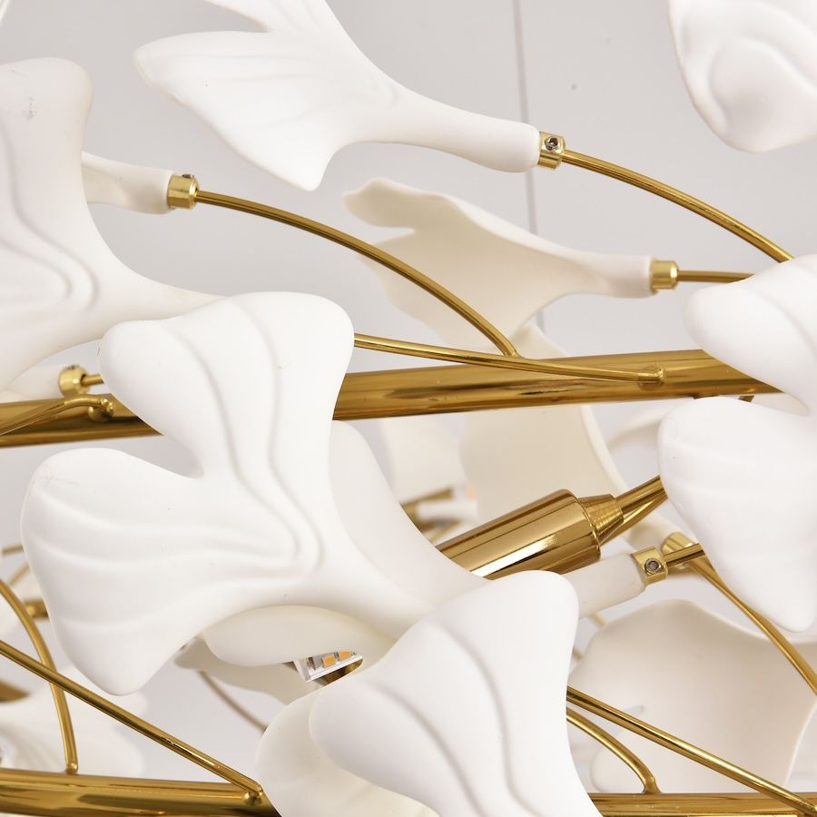 Złoty żyrandol Botanika Wave 135 z białymi ceramicznymi listkami