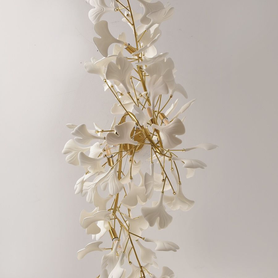Złoty żyrandol Botanika Wave 135 z białymi ceramicznymi listkami