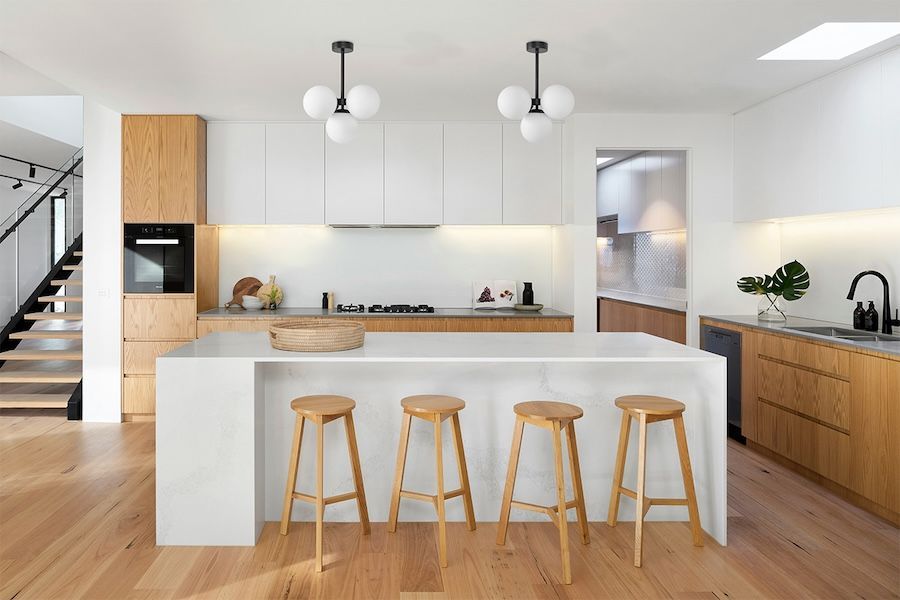 Żyrandol sufitowy Inez z mlecznymi, kulistymi kloszami