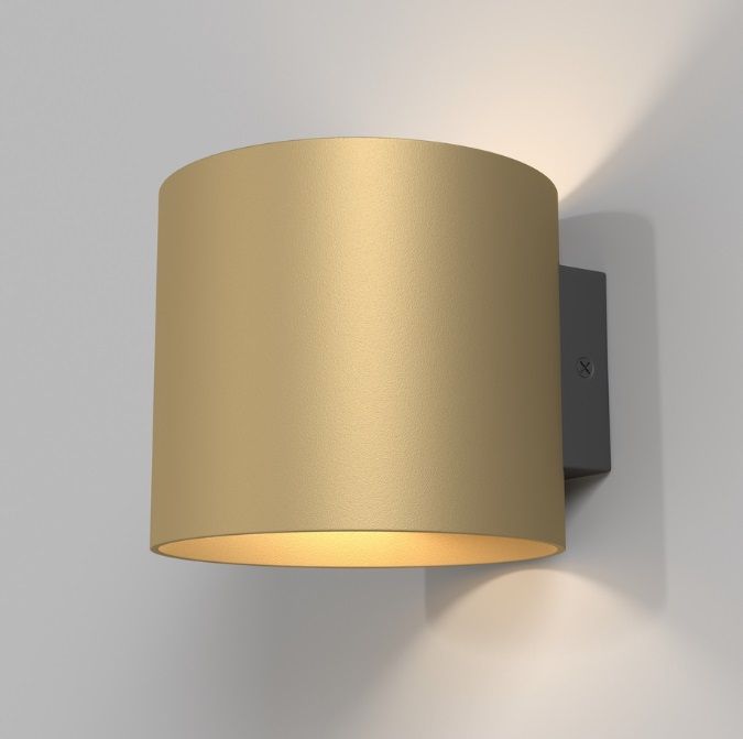 Mały cylindryczny kinkiet w złotym kolorze Rond, oświetlający przestrzeń w górę i w dół.