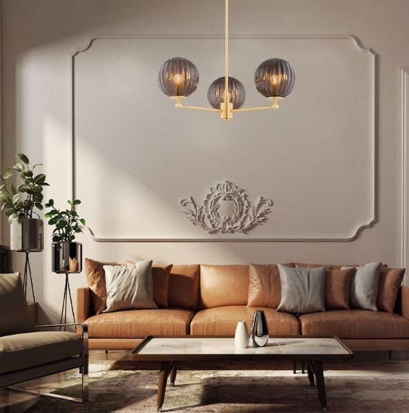Mosiężny żyrandol Paloma z trzema szarymi dymionymi kulami wykonanymi z ryflowanego szkła