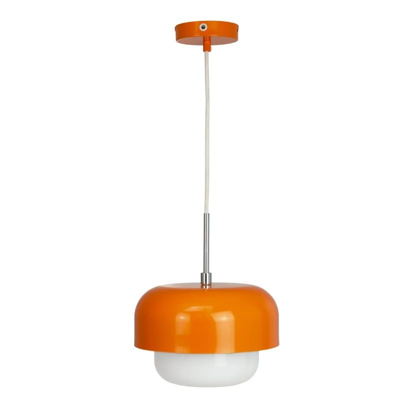 Nad stolikiem unosi się pomarańczowa lampa wisząca Haipot