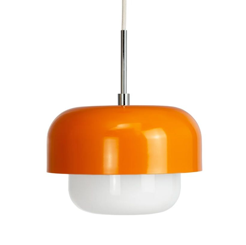 Nad stolikiem unosi się pomarańczowa lampa wisząca Haipot