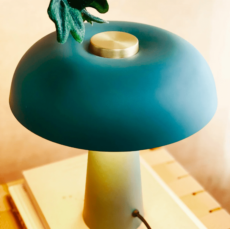Nowoczesna lampka stołowa Iris w skandynawskim stylu, w zielonym kolorze
