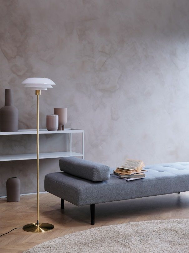 Nowoczesna mosiężna lampa podłogowa DL31 z opalowym szkłem