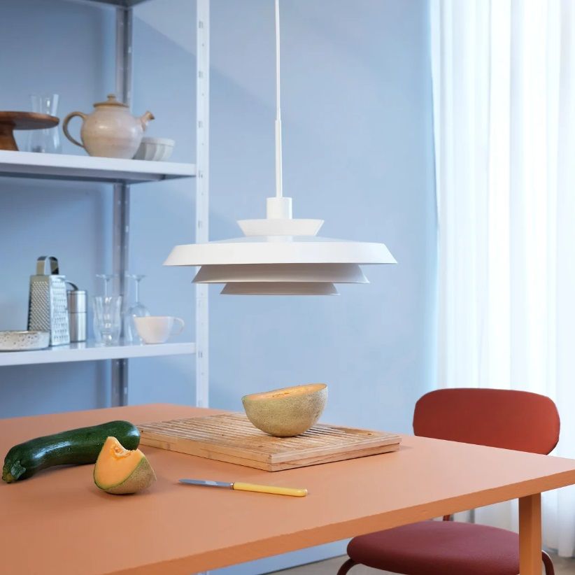 Nowoczesna wisząca lampa DL44 w białym kolorze z płaskim kloszem