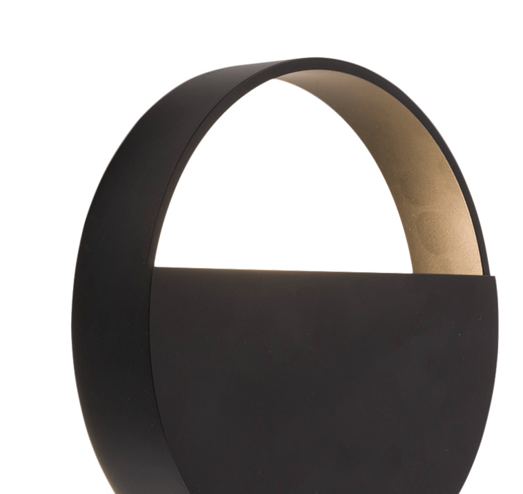 Nowoczesny kinkiet Omono o okrągłym kształcie zapewniający efekt dekoracyjnego światła odbitego