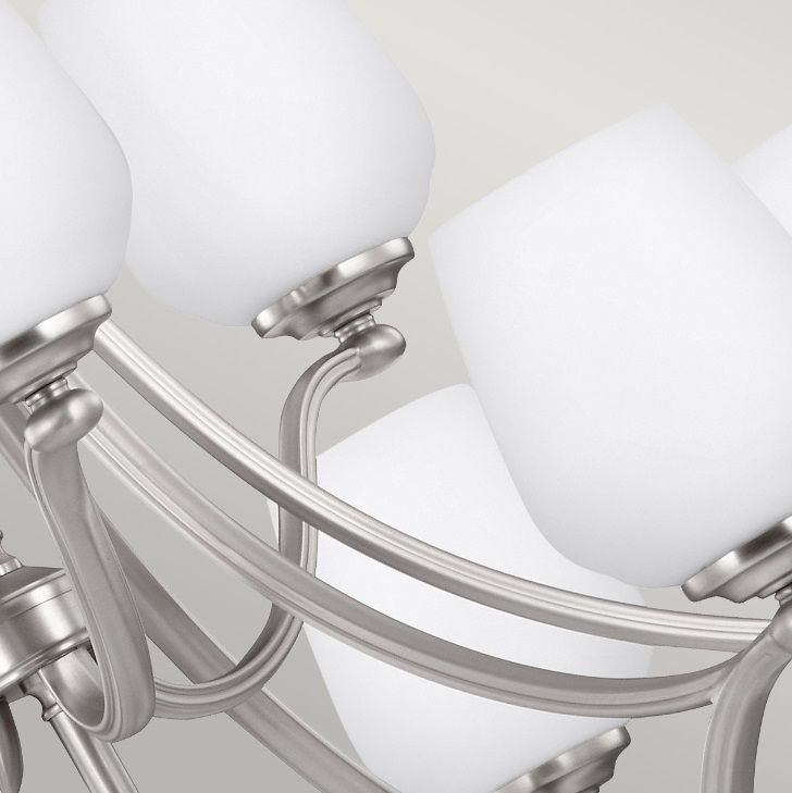 Okazały srebrny żyrandol Vintner 9 z białymi kloszami do salonu