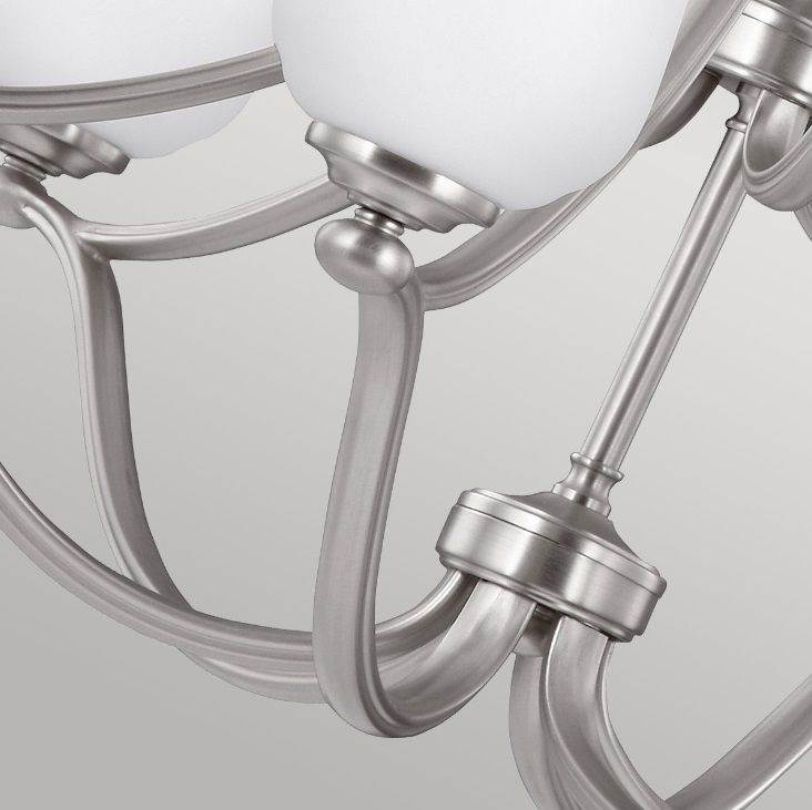 Okazały srebrny żyrandol Vintner 9 z białymi kloszami do salonu