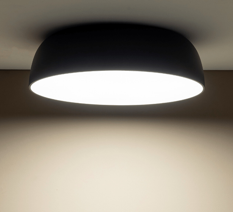 Plafon Satellite w kolorach czerni i bieli na siedem żarówek o średnicy 58 cm