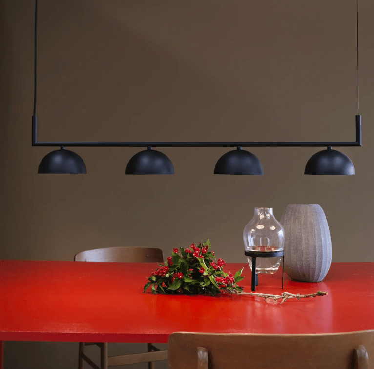 Podłużna czarna lampa Stockholm z czterema źródłami światła do zawieszenia nad stołem