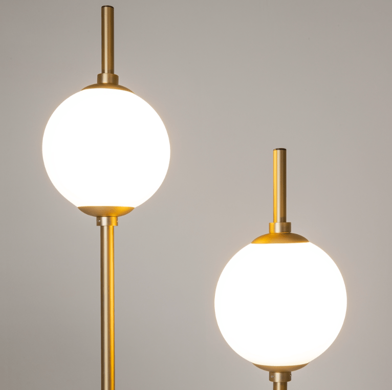 Podwójna lampa stojąca LED The Sixth Sense z białymi, kulistymi kloszami w złotym wykończeniu