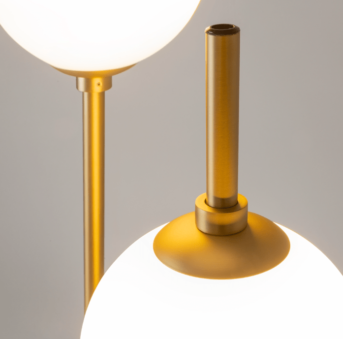 Podwójna lampa stojąca LED The Sixth Sense z białymi, kulistymi kloszami w złotym wykończeniu