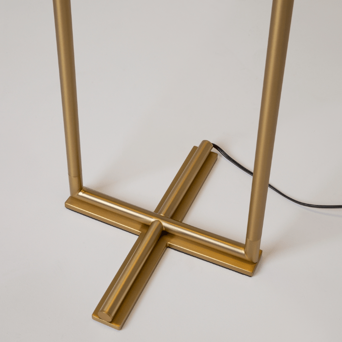 Podwójna lampa stojąca LED The Sixth Sense z białymi, kulistymi kloszami w złotym wykończeniu