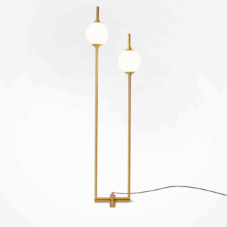 podwojna-lampa-stojaca-led-the-sixth-sense-z-bialymi-kulistymi-kloszami-w-zlotym-wykonczeniu