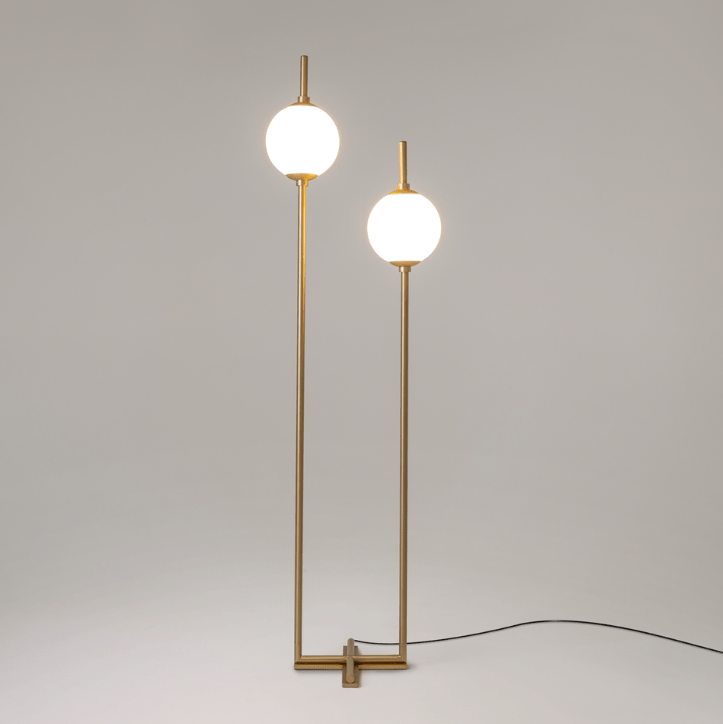 Podwójna lampa stojąca LED The Sixth Sense z białymi, kulistymi kloszami w złotym wykończeniu