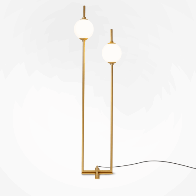 podwojna-lampa-stojaca-led-the-sixth-sense-z-bialymi-kulistymi-kloszami-w-zlotym-wykonczeniu