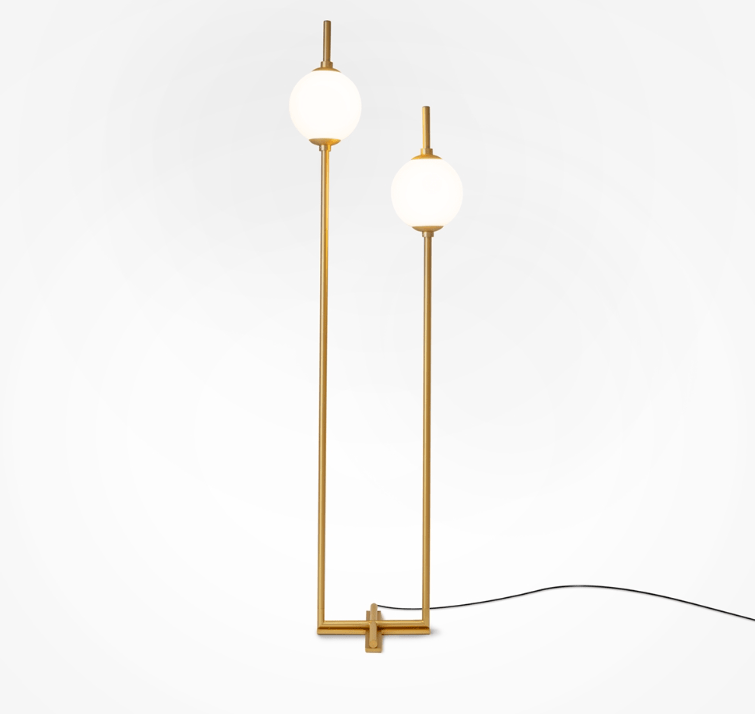 Podwójna lampa stojąca LED The Sixth Sense z białymi, kulistymi kloszami w złotym wykończeniu