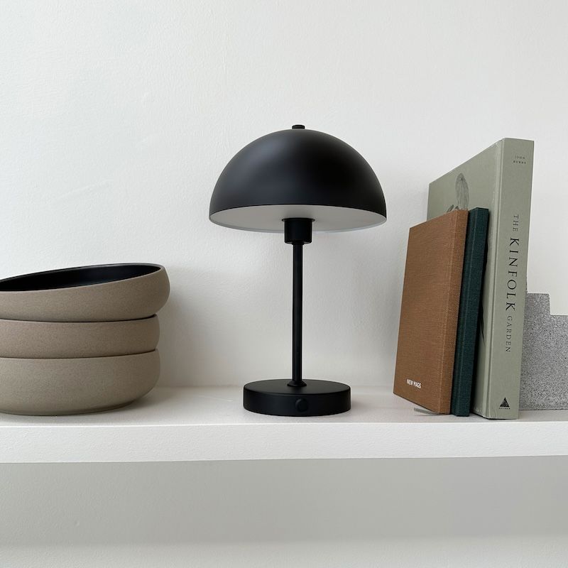 Przenośna czarna lampka w kształcie grzybka Stockholm