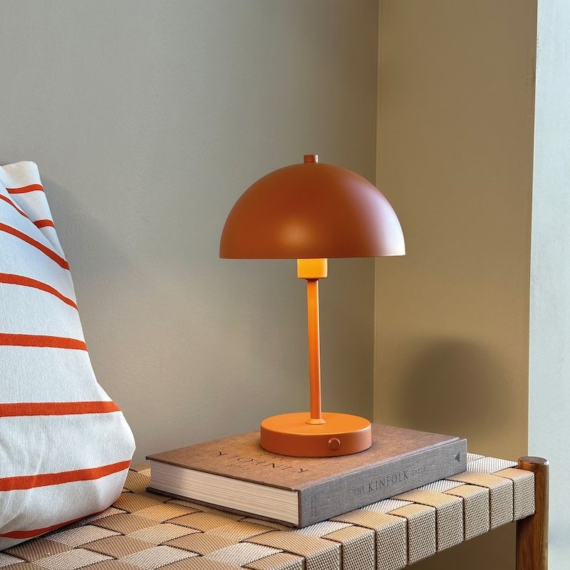 Przenośna lampka Stockholm w kształcie pomarańczowego grzybka