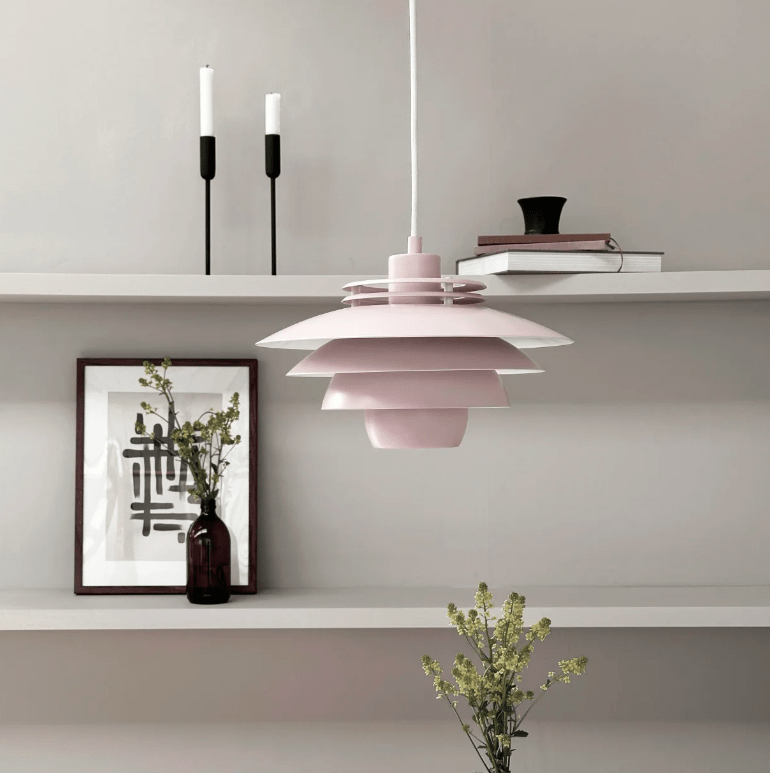 Różowa wisząca lampa Ejka Mini 30 to przykład duńskiego designu w eleganckim wydaniu