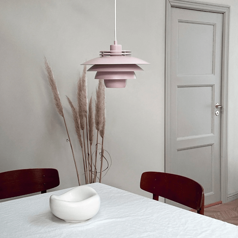 Różowa wisząca lampa Ejka Mini 30 to przykład duńskiego designu w eleganckim wydaniu