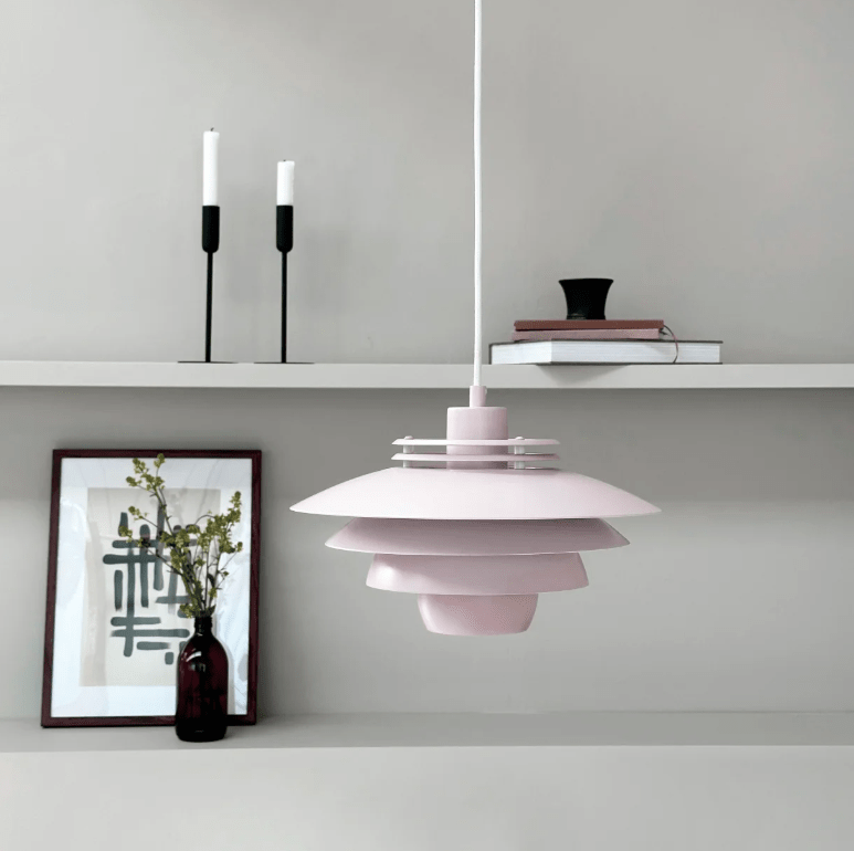 Różowa wisząca lampa Ejka Mini 30 to przykład duńskiego designu w eleganckim wydaniu