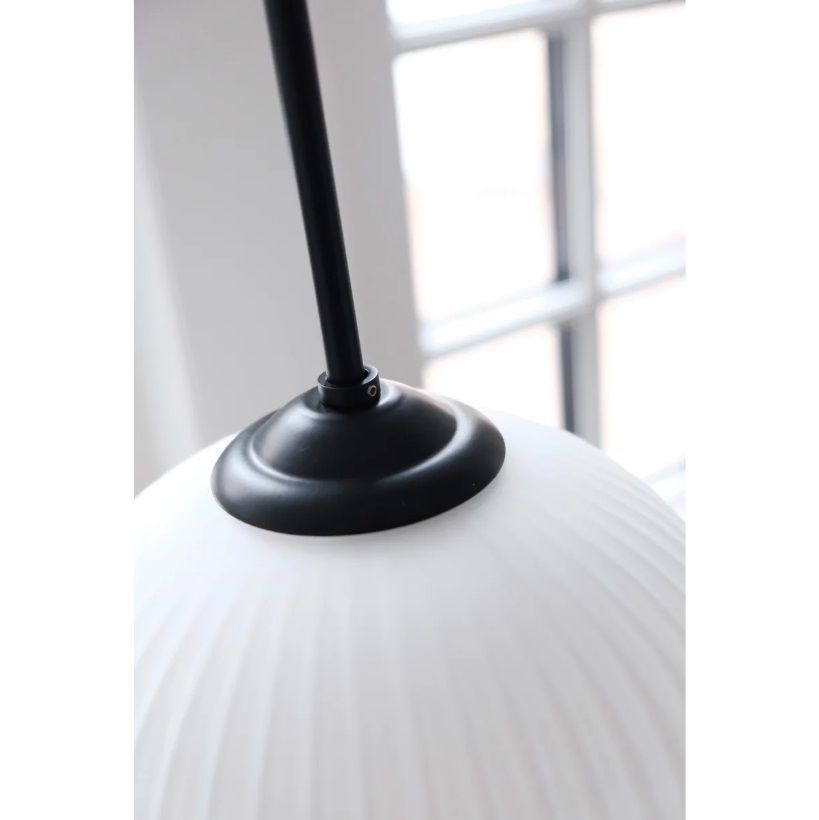 Ryflowana lampa wisząca Riflet z białego szkła o średnicy 20 cm