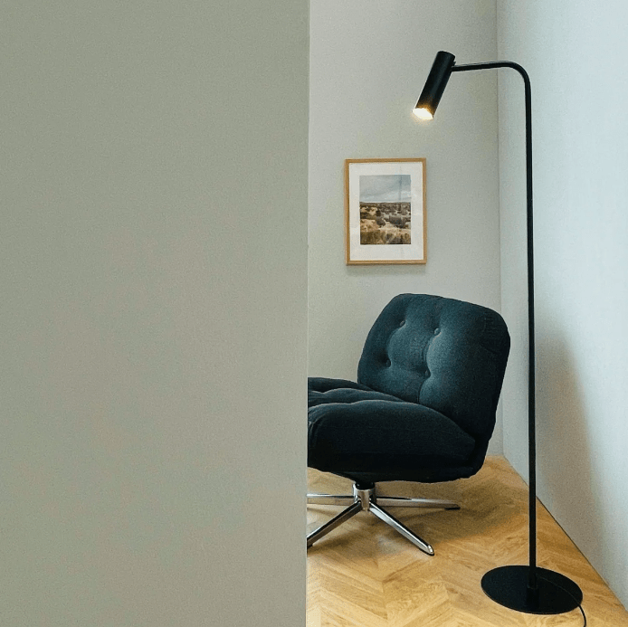 Skandynawska czarna lampa stojąca Skagerrak w kształcie tuby