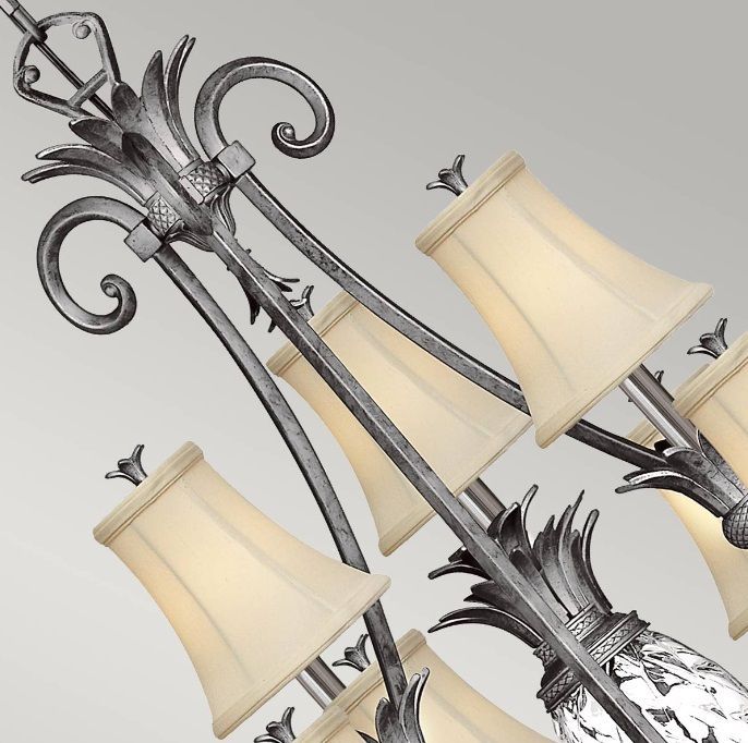 Srebrny żyrandol Plantation z dziesięcioma perłowymi abażurami, idealny do klasycznego salonu